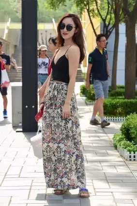 街拍美女真心大膽，真空上陣！