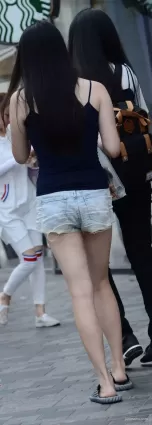 牛仔熱褲苗條身材妹紙