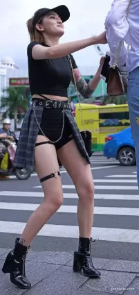 街拍高挑熱褲挺翹雪白如玉修長雙腿飽滿好身材氣質女郎
