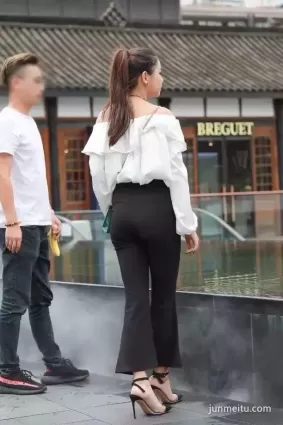 高挑黑褲身材豐腴翹臀性感美女
