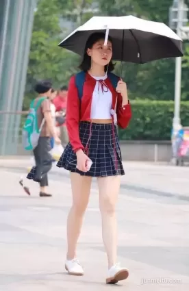 街拍高挑短裙雪白如玉修長雙腿露臍裝氣質漂亮妹紙