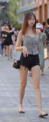 街拍高挑牛仔熱褲白皙大長腿氣質美女
