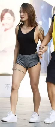 熱褲大露背健身氣質美女