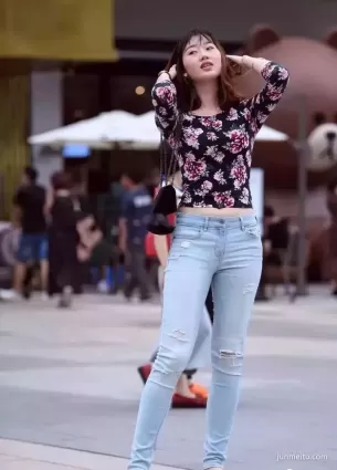 街拍高挑緊身破洞牛仔褲渾圓挺翹修長雙腿露臍裝氣質妹紙