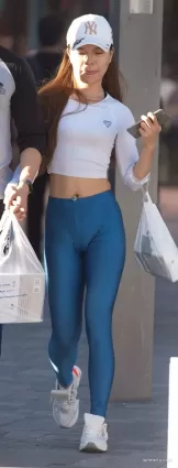 藍色緊身褲豐腴大長腿好身材氣質美女