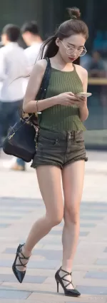 高挑牛仔熱褲大長腿氣質美女