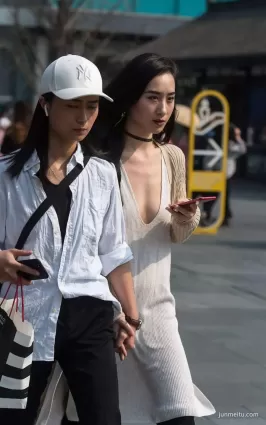 街拍低V裝真空出行？