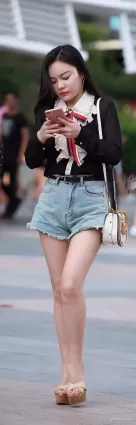牛仔熱褲白皙修長雙腿氣質女郎