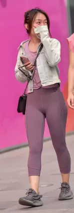 街拍高挑緊身褲渾圓挺翹豐腴修長雙腿氣質漂亮女郎