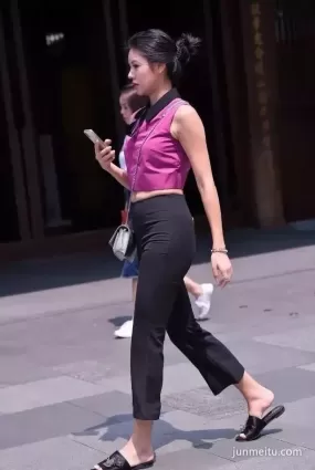 高挑黑褲豐腴長腿氣質美女