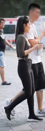 黑色緊身牛仔褲大長腿氣質美女