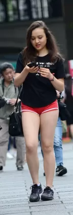 高挑紅色小短褲雪白如玉大長腿豐腴美女