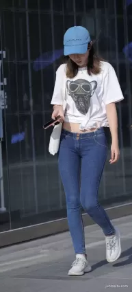 街拍高挑緊身牛仔褲渾圓挺翹修長雙腿露臍裝氣質女郎