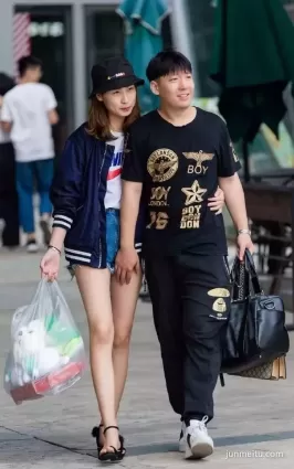 街拍高挑牛仔熱褲雪白如玉修長雙腿好身材氣質漂亮女郎