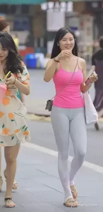 街拍高挑緊身褲天橋區渾圓修長雙腿飽滿堅挺氣質女郎
