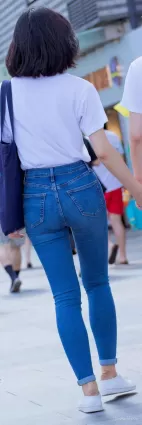 緊身藍色牛仔褲氣質白皙美眉