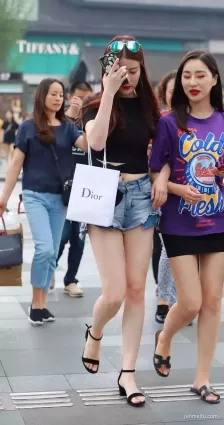 街拍高挑牛仔熱褲挺翹渾圓豐腴雪白修長雙腿氣質女郎