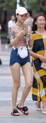 街拍牛仔熱褲大白腿美女