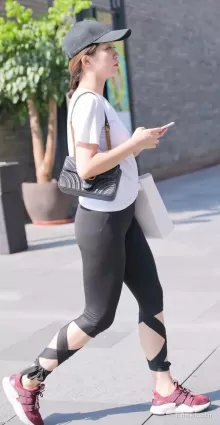 街拍個性緊身褲渾圓挺翹修長雙腿好身材氣質白皙女郎