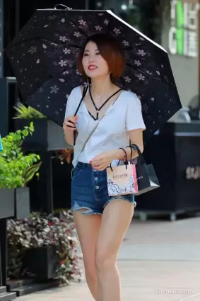 街拍超級小短褲，pp都看見了