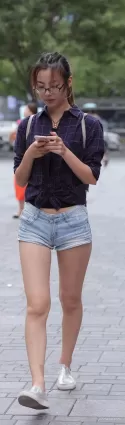 高挑熱褲翹臀大白腿馬尾眼鏡氣質漂亮清新美女