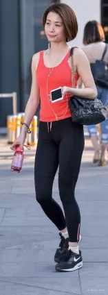 街拍高挑緊身褲渾圓挺翹修長雙腿好身材氣質漂亮女郎