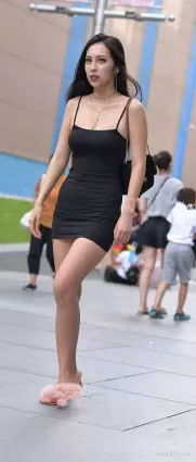 街拍高挑超短包臀裙渾圓挺翹修長雙腿露肩氣質漂亮女郎