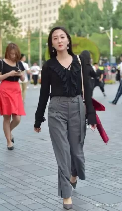 街拍幹練的褲裝女神，笑容甜美
