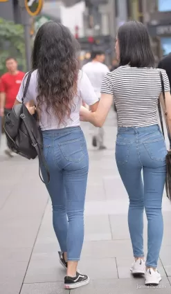 街拍高挑緊身牛仔褲渾圓挺翹修長雙腿好身材姐妹花背影