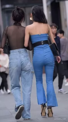 街拍高挑牛仔褲露肩美女背影