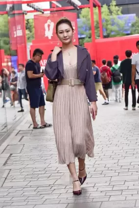 街拍微胖少婦很豐滿
