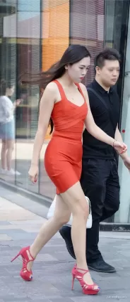 街拍高挑紅色包臀裙大白腿美女