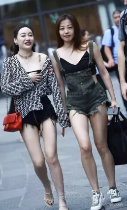 熱褲修長大白腿姐妹花