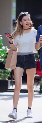 高挑牛仔熱褲白皙修長雙腿氣質漂亮美女