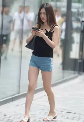 街拍熱褲小翹臀，抽煙有氣質