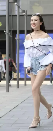 牛仔熱褲修長大白腿氣質漂亮美女