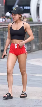 街拍高挑熱褲大長腿健身健壯美女