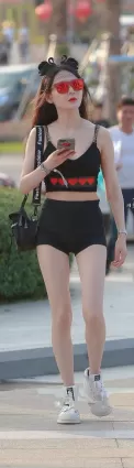 高挑牛仔熱褲纖細白皙大長腿氣質漂亮美女