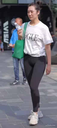 街拍緊身褲渾圓挺翹豐腴修長雙腿你們氣質漂亮健壯女郎