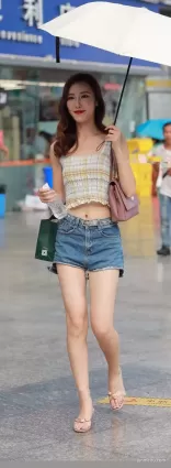 街拍高挑牛仔熱褲雪白如玉修長雙腿小蠻腰白皙氣質女郎