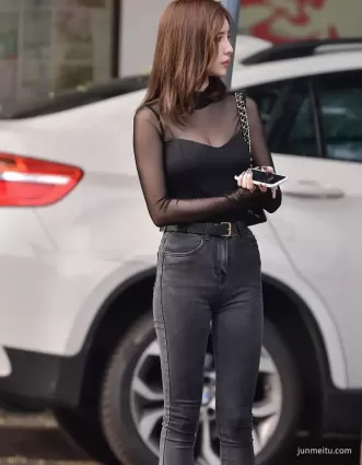 街拍高挑牛仔緊身褲渾圓挺翹大長腿好身材飽滿氣質女郎