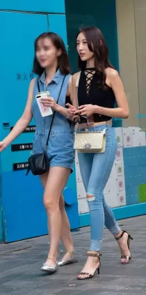 街拍高挑緊身破洞牛仔褲挺翹渾圓修長雙腿露臍氣質女郎