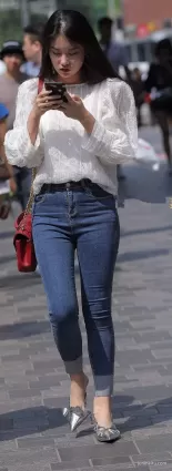 街拍高挑緊身牛仔褲挺翹渾圓修長雙腿氣質漂亮女郎