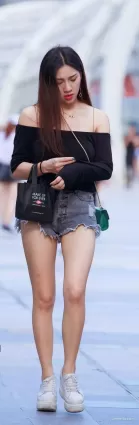高挑牛仔熱褲修長如玉雙腿露肩氣質妹紙