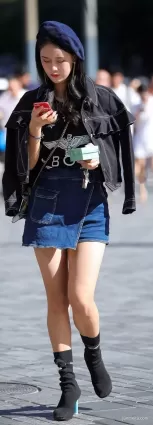 街拍氣質牛仔短裙大白腿美女