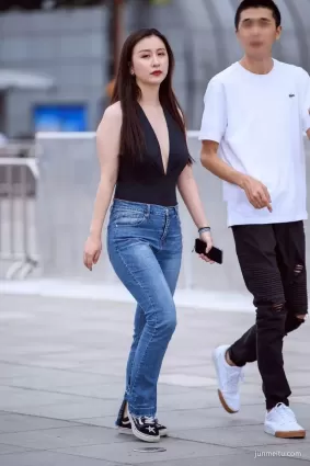 街拍屁股寬過肩，能夾各種鞭，你怎麼看？