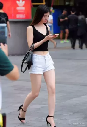 街拍高挑熱褲渾圓挺翹雪白如玉修長雙腿小蠻腰飽滿女郎