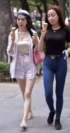 街拍高挑緊身牛仔褲渾圓挺翹豐腴修長雙腿飽滿氣質女郎