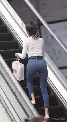 街拍高挑緊身牛仔褲苗條修長雙腿渾圓挺翹飽滿氣質女郎