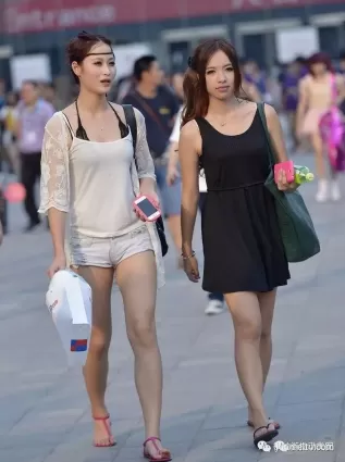 街拍有氣質的美女，蕾絲文胸外露啊
